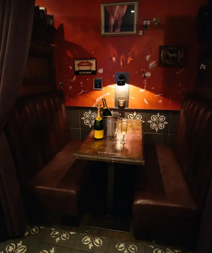 Booth in riding rooms with fizz and flutes